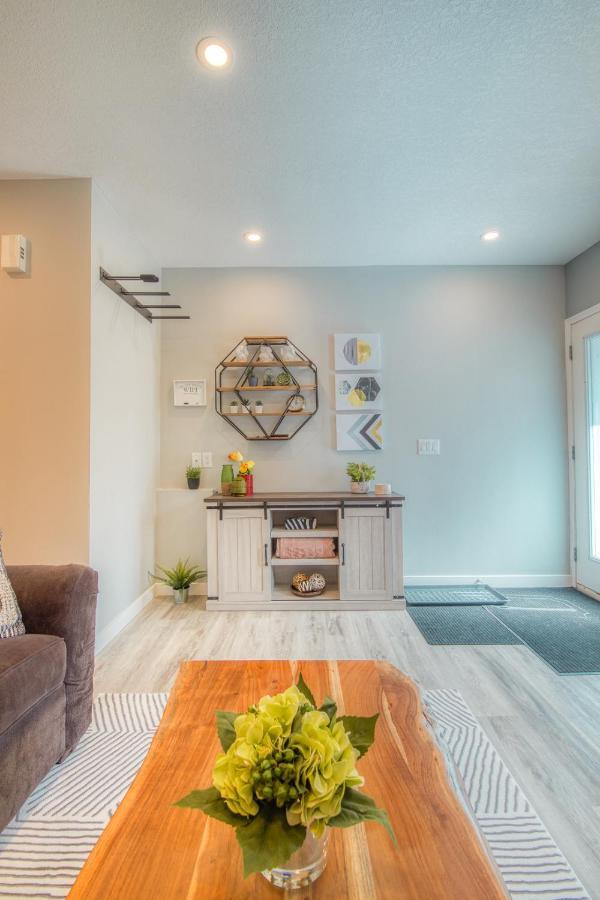 Beautiful Newly Reno 2Bdm 2 Bth Sleep Up To 6 Adults & Kids Mountain View Townhouse Suite Canmore Bagian luar foto