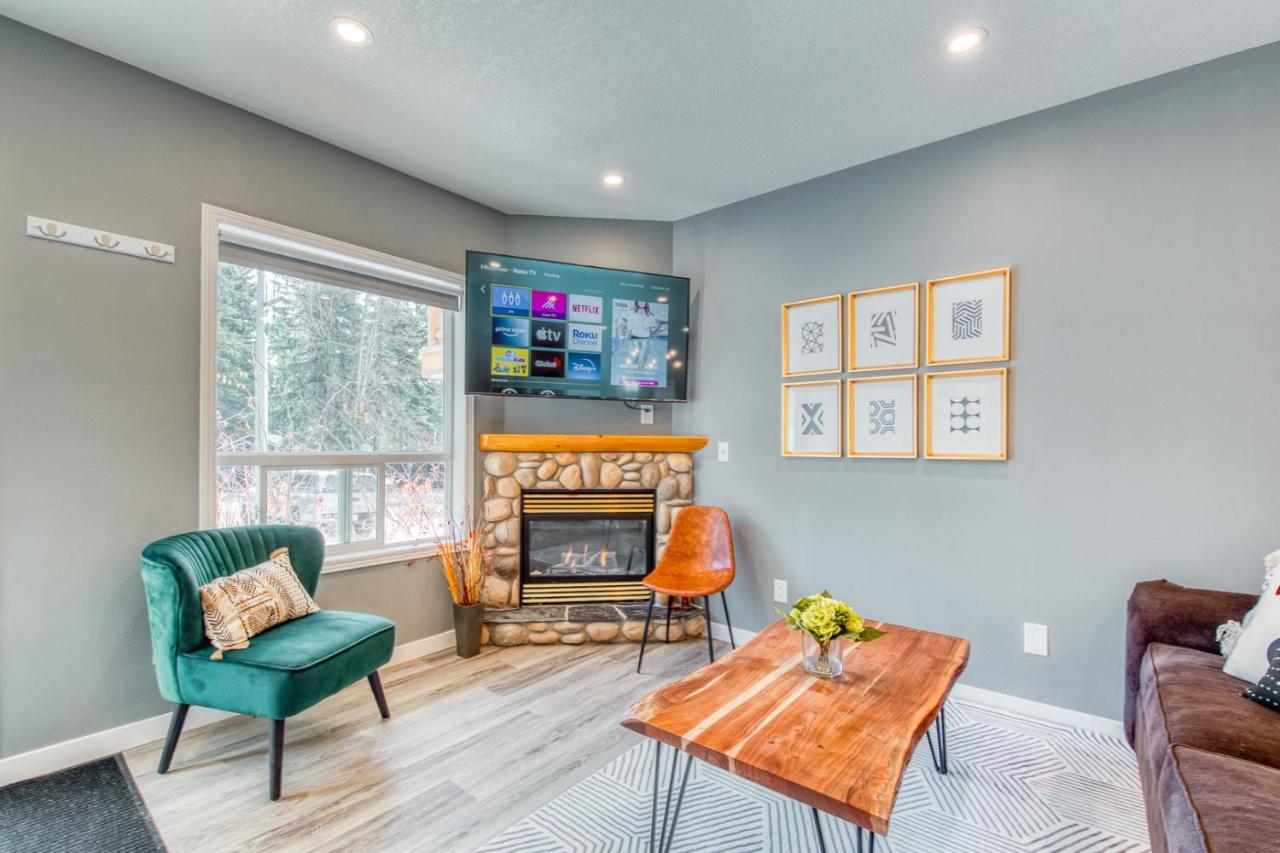 Beautiful Newly Reno 2Bdm 2 Bth Sleep Up To 6 Adults & Kids Mountain View Townhouse Suite Canmore Bagian luar foto