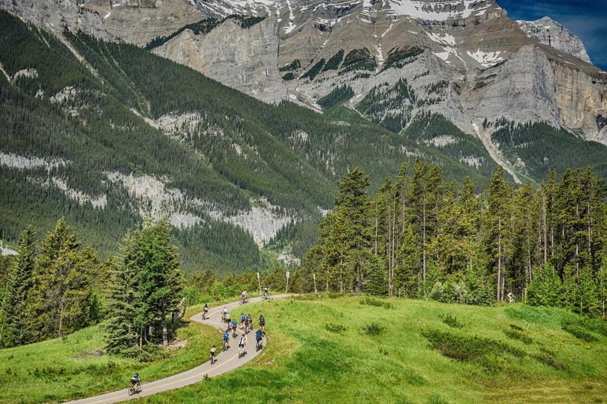 Beautiful Newly Reno 2Bdm 2 Bth Sleep Up To 6 Adults & Kids Mountain View Townhouse Suite Canmore Bagian luar foto